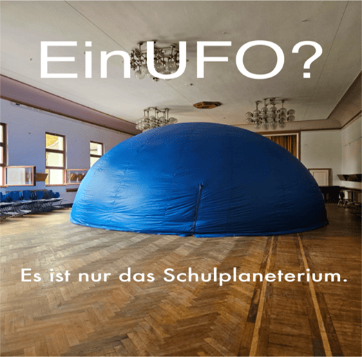 Blaues Kuppelzelt in großem Raum mit Holzboden und Stühlen. Text: "Ein UFO? Es ist nur das Schulplanetarium."